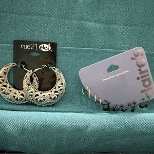 🤍🖤Random earrings bundle!